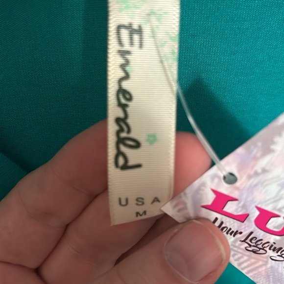 NWT Green Top With Pockets, Medium, Three-Quarter Inch Sleeve  Shark tooth hem - Picture 2 of 2